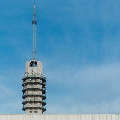 Torre di acciaio tubolare a tre zampe sul tetto