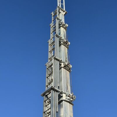 Torre telescopica per impieghi gravosi con deviazione verticale inferiore a uno per mille, che offre prestazioni per compiti di comunicazione e illuminazione