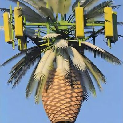 Torre per telecomunicazioni mimetizzata a forma di albero di pino da 30 m per la copertura del segnale urbano