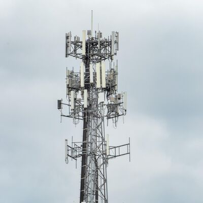 Torre tubolare in acciaio a 3 gambe per carichi pesanti con trattamento superficiale zincato a caldo per infrastrutture di telecomunicazioni di lunga durata
