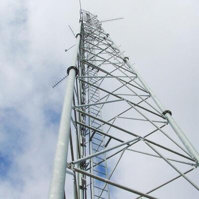 Robusta torre tubolare in acciaio a 3 gambe adatta per microonde 4G 5G e sistemi di sicurezza con struttura in acciaio ad alta resistenza