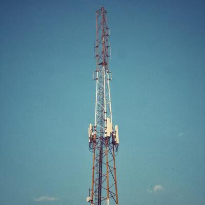 Long Life 3 gambe torre di acciaio tubolare galvanizzato mastro di telecomunicazione progettato per applicazioni di rete a microonde 5G 4G all'aperto
