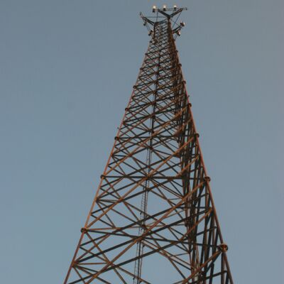Torre di comunicazione in acciaio tubolare personalizzata con 3 gambe, altezza 20-100 m, per progetti di ingegneria globale