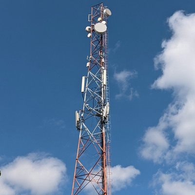 Torre di comunicazione in acciaio a reticolo tubolare a 3 gambe economica da 50 milioni per stazione base di segnale GSM/LTE con zincatura a caldo, durata di servizio di 30 anni