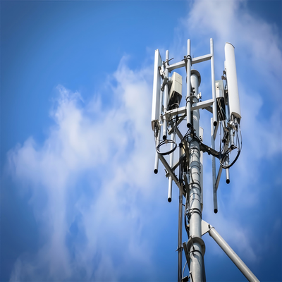 Torre unipolare leggera sul tetto da 25M 30M 40m per la densificazione urbana di piccole cellule 5G con ingombro di base ridotto e acciaio zincato