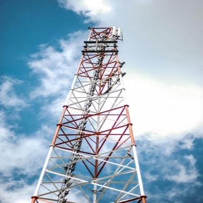 Torre di telecomunicazioni autosufficiente 3 gambe angolo triangolare torre a reticolo in acciaio