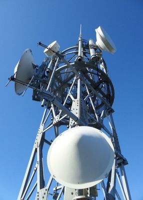 Disegno professionale Torre di antenna triangolare Materiale radomo Telecom Rattice Torri in acciaio