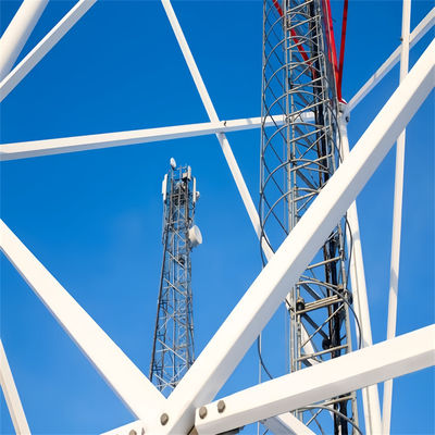 Torre a tre zampe in piedi a reticolo a 60 gradi angolo di acciaio Telecom galvanizzato Torre di acciaio