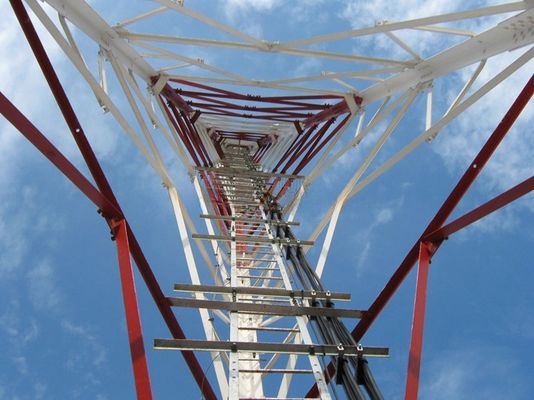Torre a tre zampe in piedi a reticolo a 60 gradi angolo di acciaio Telecom galvanizzato Torre di acciaio