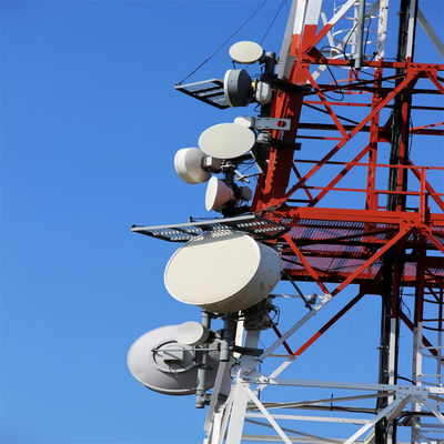 Torre a tre zampe triangolare in piedi libero Torre di cellule a reticolo Torre di antenna in acciaio galvanizzato