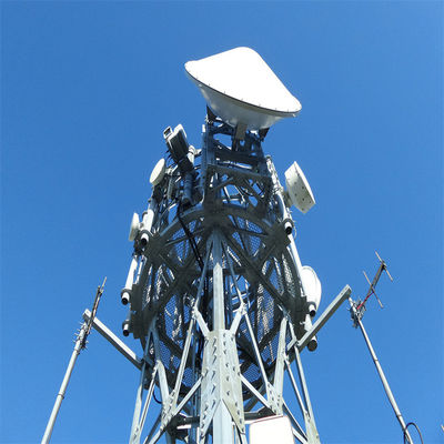 Torre di acciaio tubolare a tre zampe sul tetto
