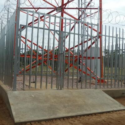 Torre in acciaio Torre angolare in acciaio a 4 gambe progettata per le telecomunicazioni caratterizzata da una struttura robusta e conforme ai codici di progettazione internazionali