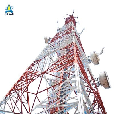 Torre angolare in acciaio a 4 gambe progettata per soddisfare gli standard ANSI TIA ed EN, che offre supporto per progetti di infrastrutture di telecomunicazioni ed energia