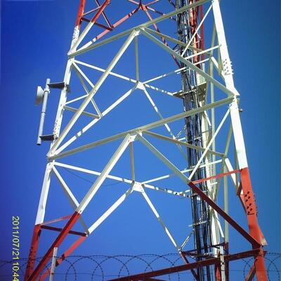 Torre angolare in acciaio a 3 gambe, torre di comunicazione wireless triangolare con gradi di acciaio strutturale tra cui la serie ASTM A36