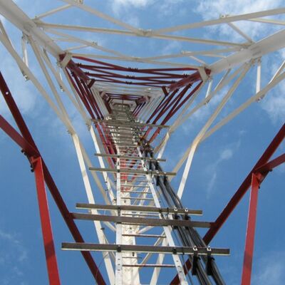 Torre angolare in acciaio a 3 gambe, torre di comunicazione wireless triangolare con gradi di acciaio strutturale tra cui la serie ASTM A36