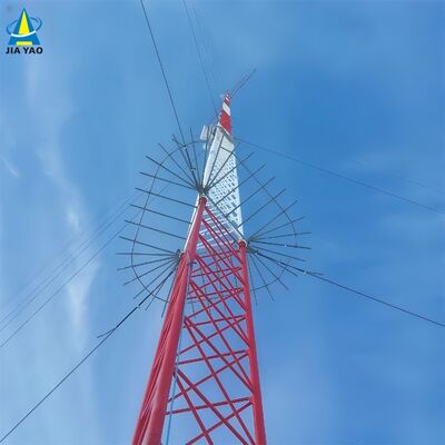 Torre di filo galvanizzato progettata per massimizzare l'altezza con un minimo utilizzo di materiali strutturali in base ai codici di progettazione ANSI/TIA-222-G-H-F