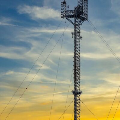 Torre di filo galvanizzato costruita con acciaio strutturale di qualità inclusi ASTM A36 e EN10025 S355JR per una resistenza e una durata superiori