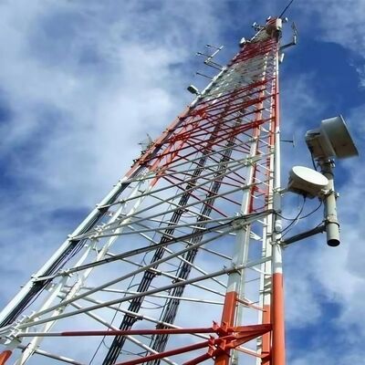 Torre di acciaio tubolare a 3 zampe di calibro pesante che fornisce un forte supporto strutturale per le comunicazioni e gli impianti di servizio pubblico