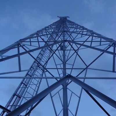 Torre di antenna di telecomunicazione triangolare a tre zampe autoportante