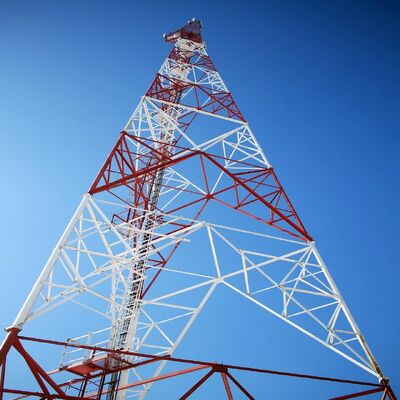 Torre di antenna di telecomunicazione triangolare a tre zampe autoportante