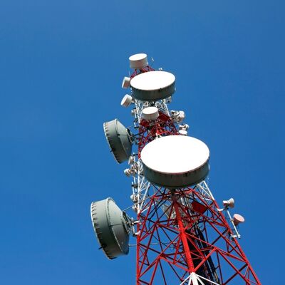 Torre a reticolo angolare di acciaio a quattro zampe per telecomunicazioni