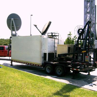 24m 25m 30m Mobile Truck Trailer montato Illuminazione Tubulare Cell On Wheels Telescopico reticolo Antenna Torre di comunicazione Mast