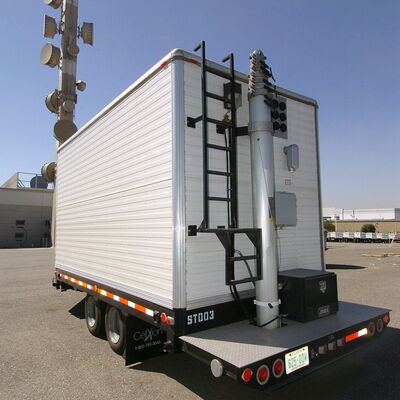 24m 25m 30m Mobile Truck Trailer montato Illuminazione Tubulare Cell On Wheels Telescopico reticolo Antenna Torre di comunicazione Mast