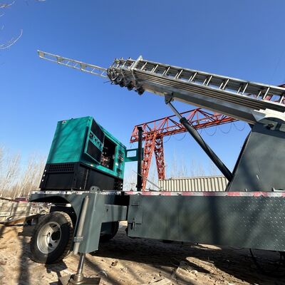 Torre telescopica per impieghi gravosi con deviazione verticale inferiore a uno per mille, che offre prestazioni per compiti di comunicazione e illuminazione