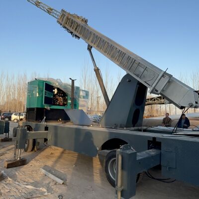 Torre telescopica per impieghi gravosi con deviazione verticale inferiore a uno per mille, che offre prestazioni per compiti di comunicazione e illuminazione