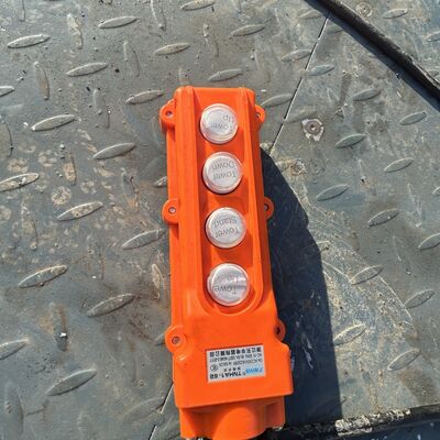 Torre telescopica per impieghi gravosi con deviazione verticale inferiore a uno per mille, che offre prestazioni per compiti di comunicazione e illuminazione