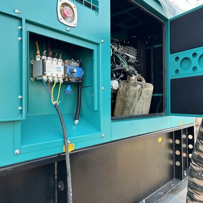 Torre telescopica per impieghi gravosi con deviazione verticale inferiore a uno per mille, che offre prestazioni per compiti di comunicazione e illuminazione