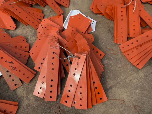 Torre angolare in acciaio a 3 gambe, torre di comunicazione wireless triangolare con piattaforme operative multiple e parafulmine per la sicurezza