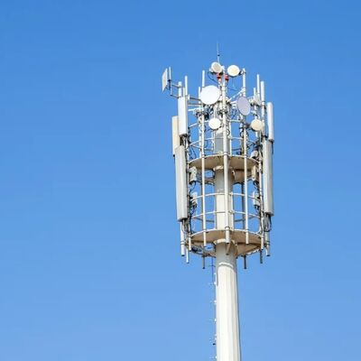 Monopole Tower telecom con progettazione di pozzi solidi e opzioni di trattamento superficiale, inclusa la galvanizzazione a caldo e la verniciatura