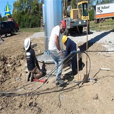 Monopole Tower telecom con progettazione di pozzi solidi e opzioni di trattamento superficiale, inclusa la galvanizzazione a caldo e la verniciatura