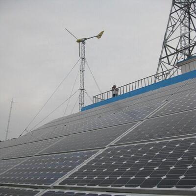 Torre d'antenna ad energia solare autosufficiente galvanizzata 20 30 40M 4G 5G fuori dall'albero delle Telecomunicazioni di griglia