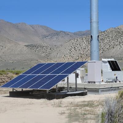 Torre dell'antenna del pannello solare dell'area remota galvanizzata 18 28 38M 5G 4G Wifi Torre delle telecomunicazioni