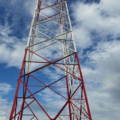 Torre dell'antenna del pannello solare di backup della batteria Torre delle telecomunicazioni di emergenza in acciaio galvanizzato 15 25 30M 5G 4G