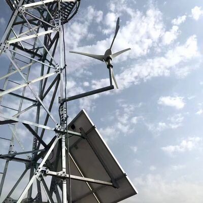 Torre dell'antenna a energia solare con l'albero galvanizzato autosufficiente di stoccaggio dell'energia 20 30 40M 4G 5G