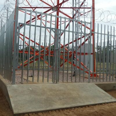 Torre dell'antenna a energia solare con l'albero galvanizzato autosufficiente di stoccaggio dell'energia 20 30 40M 4G 5G