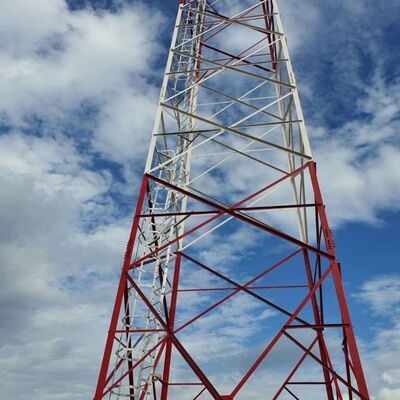 Torre dell'antenna del pannello solare di emergenza zincata a caldo 18 28 38M 5G 4G Torre delle telecomunicazioni in caso di catastrofe