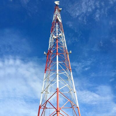 Torre tubolare in acciaio a 3 gambe da 27M con gradi di acciaio ASTM A36 e A572 Gr50 per torri di telecomunicazione e microonde