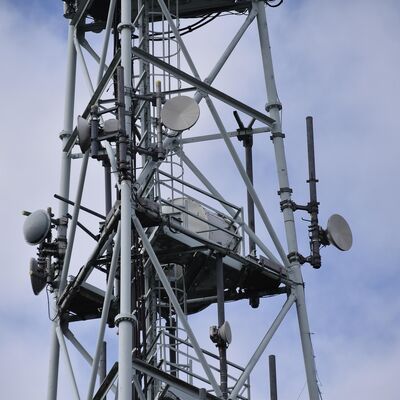 Torre tubolare in acciaio a 3 gambe per carichi pesanti con trattamento superficiale zincato a caldo per infrastrutture di telecomunicazioni di lunga durata
