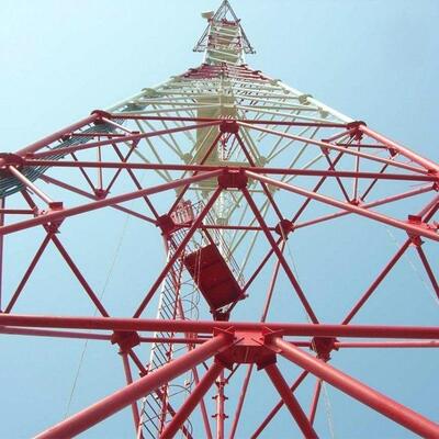 Robusta torre tubolare in acciaio a 3 gambe adatta per microonde 4G 5G e sistemi di sicurezza con struttura in acciaio ad alta resistenza