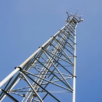 Torre tubolare in acciaio a 3 gambe di grosso spessore con finitura zincata a caldo per una maggiore resistenza alla corrosione in ambienti esterni