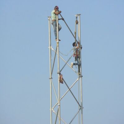 Long Life 3 gambe torre di acciaio tubolare galvanizzato mastro di telecomunicazione progettato per applicazioni di rete a microonde 5G 4G all'aperto