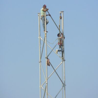 Albero delle telecomunicazioni galvanizzato torre tubolare d'acciaio autoportante a 3 gambe adatto per la comunicazione all'aperto a microonde 5G 4G