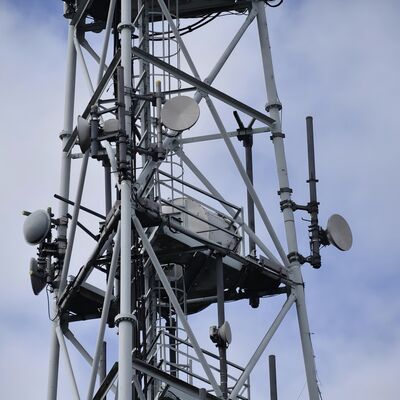 Albero delle telecomunicazioni galvanizzato torre tubolare d'acciaio autoportante a 3 gambe adatto per la comunicazione all'aperto a microonde 5G 4G