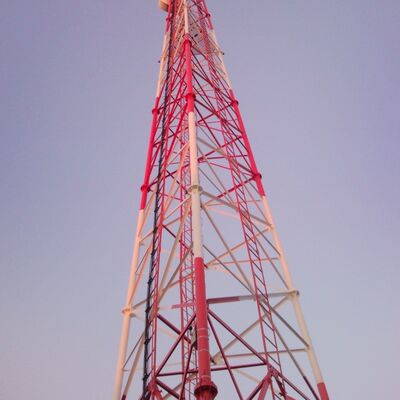 Torre di comunicazione in acciaio tubolare personalizzata con 3 gambe, altezza 20-100 m, per progetti di ingegneria globale