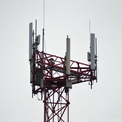 Torre di comunicazione in acciaio tubolare personalizzata con 3 gambe, altezza 20-100 m, per progetti di ingegneria globale