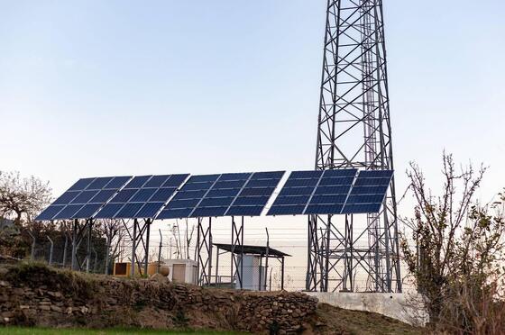 15 22 38M Torre per telecomunicazioni a reticolo solare off-grid angolare a 4 gambe con acciaio zincato e batteria di riserva per comunicazioni di emergenza